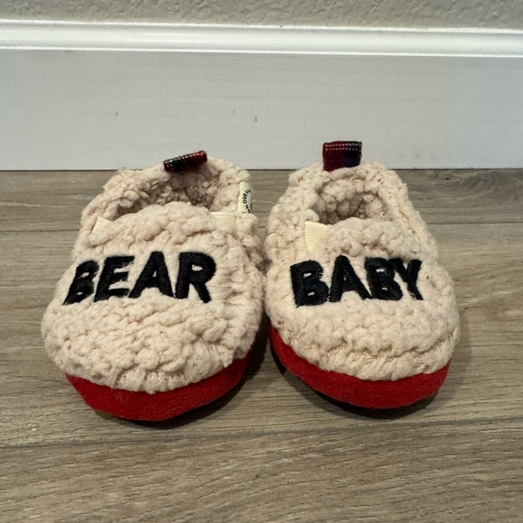 dearfoams Other - Dearfoams Red and Cream Cozy Slippers